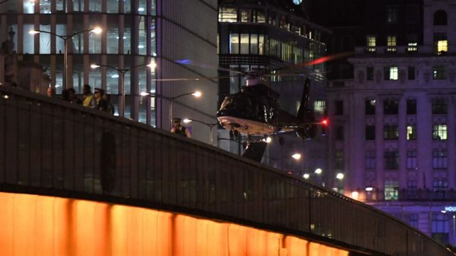 ロンドン橋に到着した救急ヘリ