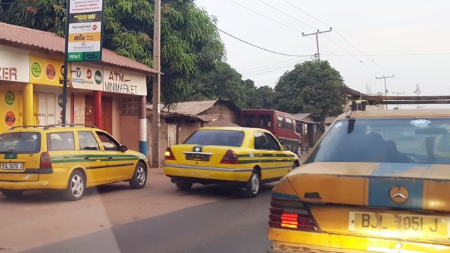 Voiture vue circulant à gauche - la voie destinée à la circulation en sens inverse en Gambie