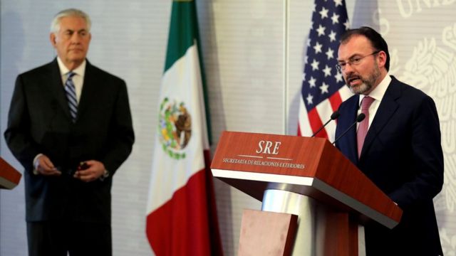 メキシコのビデガライ外相（写真右）はティラーソン米国務長官（同左）との意見相違を隠そうとしなかった（写真は23日にメキシコシティで開かれた記者会見）