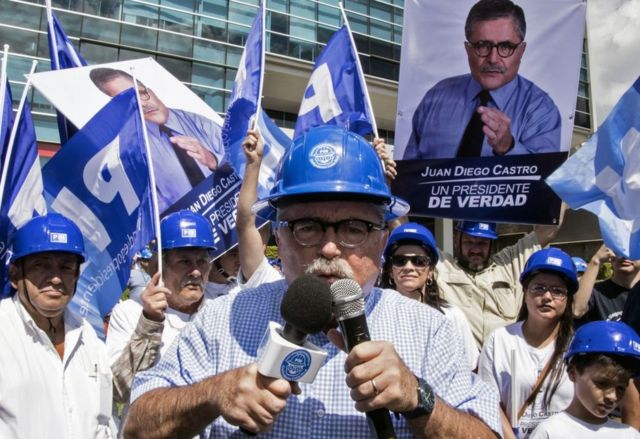 Juan Diego Castro en campaña en San José, Costa Rica, el 27 de enero de 2018.