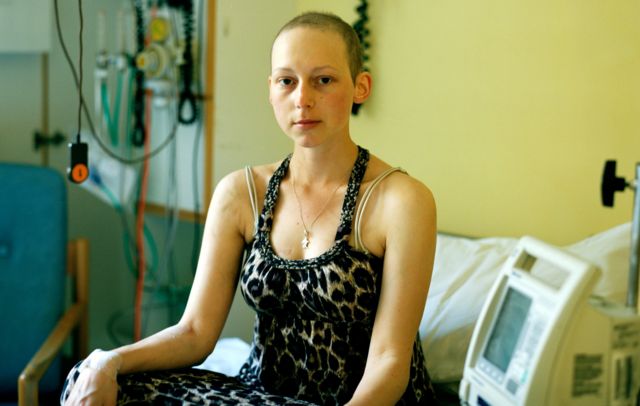 Carly Clarke fazendo quimioterapia
