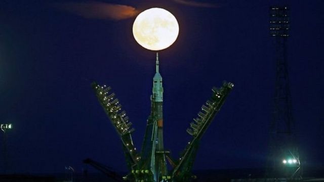 القمر فوق قاعدة بايكونور الفضائية التي تستأجرها روسيا في كازاخستان