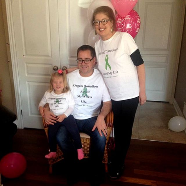 En casa, con una camiseta que dicen: "Un trasplante de pulmón me salvó la vida", de la campaña para la donación de órganos.