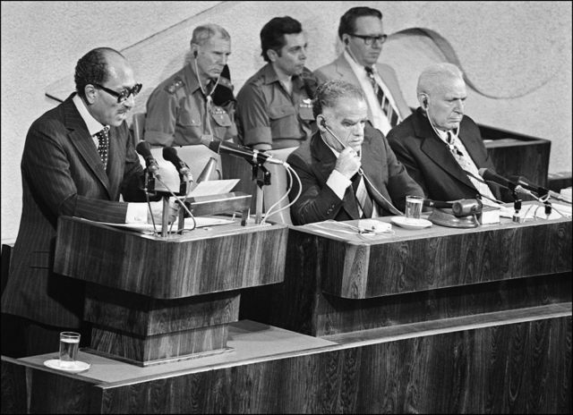 السادات يخطب في الكنيسيت (البرلمان) الإسرائيلي يوم 20 نوفمبر/تشرين الثاني عام 1977 خلال زيارة مفاجئة لإسرائيل، فتحت الأبواب لمشوار التسوية بين العرب وإسرائيل.