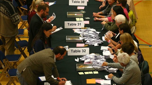 Les bulletins de vote sont vérifiés avant le dépouillement dans la circonscription de Westmorland et Lonsdale au Kendal Leisure Centre le 8 juin 2017 à Kendal, au Royaume-Uni.