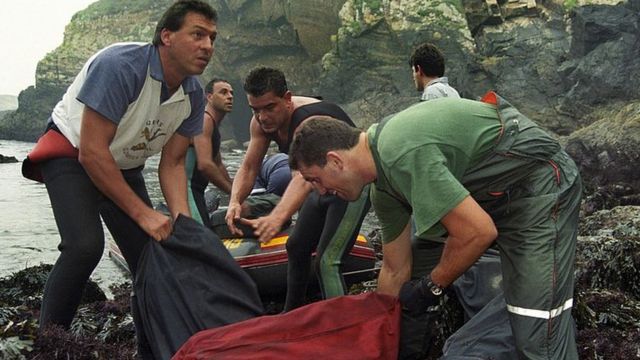 Miembros de la Guardia Civil recogen un cargamento de cocaína en la costa cantábrica gallega.