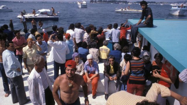 Exiliados cubanos saliendo del puerto Mariel en 1980.