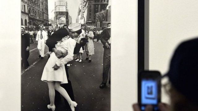 Fotoğraf dünyanın birçok yerindeki sergilerde yer aldı.