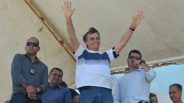 Jair Bolsonaro acena para apoiadores, perto de seu condomínio, no Rio de Janeiro, em 31 de outubro