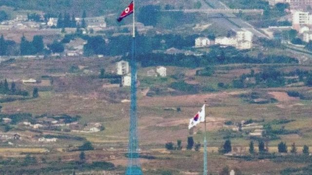 파주 접경지역에서 바라본 비무장지대(DMZ) 북한 기정동 마을의 인공기와 남한 대성동 마을의 태극기가 나란히 펄럭이는 모습