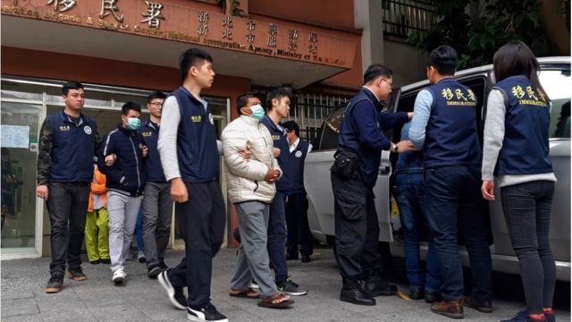 Nhân viên cơ quan di trú Đài Loan áp tải ba người được cho là trong số 152 người Việt mất tích