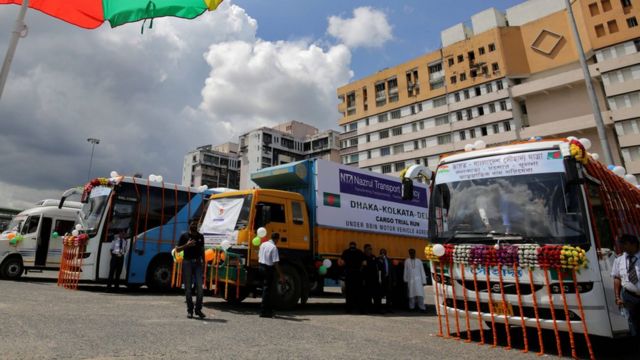 ট্রাকের দু`জন ড্রাইভার পালা করে কয়েকটি রাজ্যের ভেতর দিয়ে প্রায় এক সপ্তাহ ধরে গাড়ি চালান।