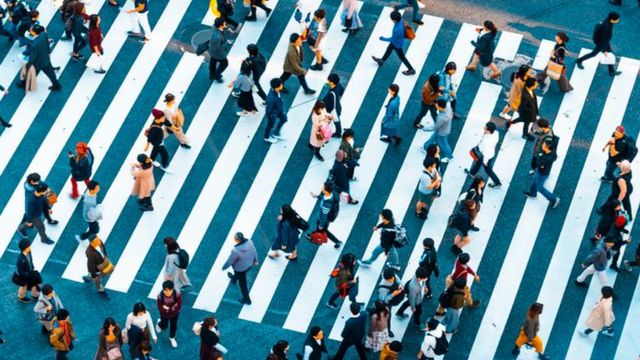 Pessoas caminhando na rua