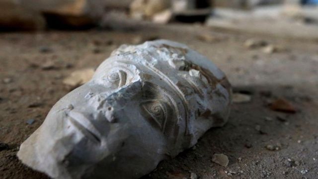 Cabeça de estátua abandonada na Síria