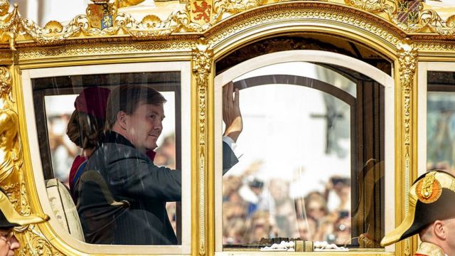 King Willem-Alexander riding in the carriage in 2014