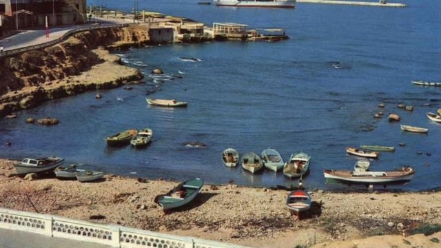مينا القزاز وجزء من سور الكورنيش الحجري