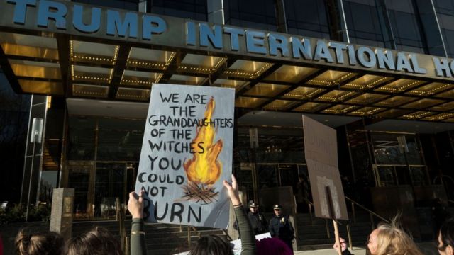 Protesta ante la sede de la organización Trump International en Nueva York