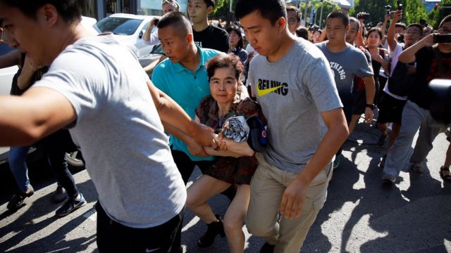 北京美国驻华大使馆外一名女子被便衣警员带走（26/7/2018）