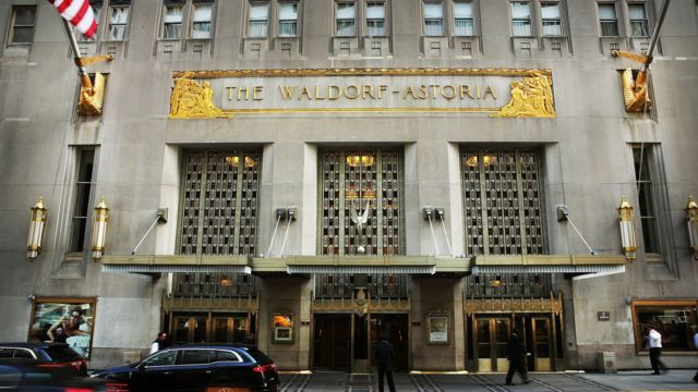 2014年，安邦以19.5亿美元收购希尔顿旗下的纽约华尔道夫酒店