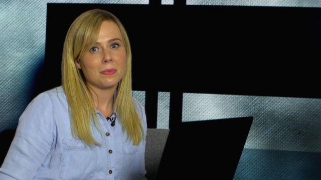 La reportera de BBC Trending Jo Whalley con su laptop