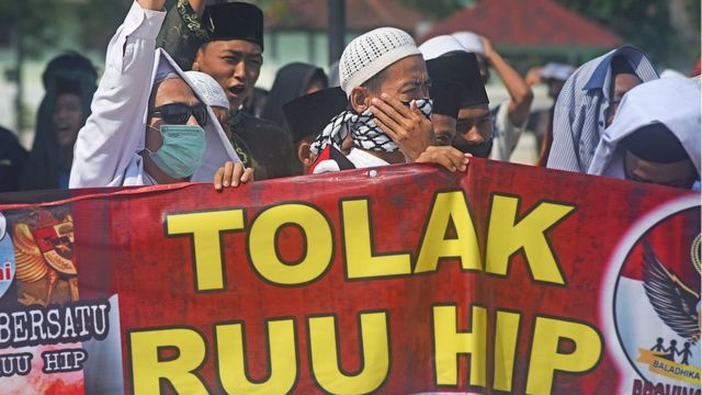 Sejumlah warga yang tergabung dalam Forum Ormas Banten Bersatu (FOBB) berunjuk rasa menolak RUU Haluan Ideologi Pancasila (HIP) di halaman Masjid Agung Kesultanan Banten di Kasemen, Serang, Jumat (26/06).