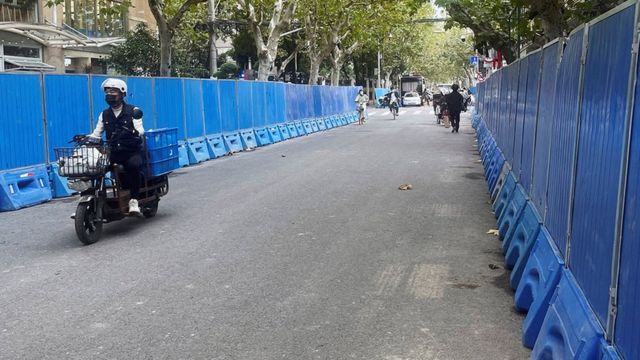 Una calle de Shanghái con barricadas azules.