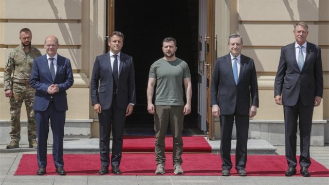 Ukrainian President Volodymyr Zelensky poses with Romanian President Klaus Iohannis, Italian Prime Minister Mario Draghi, German Chancellor Olaf Scholz and French President Emmanuel Macron during their meeting at the Mariinsky Palace in Kyiv, Ukraine, 16 June 2022