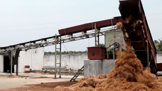 தேங்காய் உற்பத்தியில் கேரளா, கர்நாடகா, ஆந்திரா ஆகிய மாநிலங்களுக்கு அடுத்து 4-வது இடத்தில்தான் தமிழ்நாடு உள்ளது. ஆனால் நாட்டில் உள்ள 50 சதவீத தொழிற்சாலைகள் பொள்ளாச்சியில்தான் உள்ளன