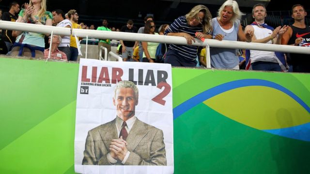Un cartel se mofa de la denuncia de robo de Lochte y sus compañeros