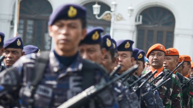 Gaji PNS, Polri, TNI naik : Manuver Joko Widodo untuk ...