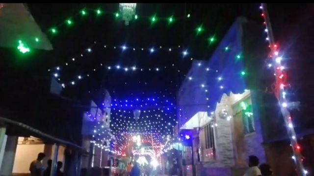 ఊరంతా విద్యుత్ దీపాల వెలుగులు