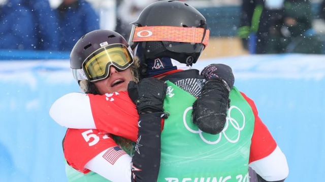 琳赛·雅各贝利斯和尼克·鲍姆加特纳单板滑雪障碍混合团体赛中夺得金牌(photo:BBC)