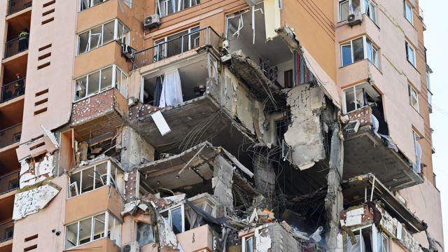 برج سكني تعرض للقصف في كييف