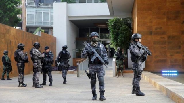 Policías custodian edificio en ciudad de México donde fue capturado Dámaso López.