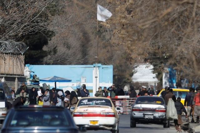 Miembros del Talibán vigilan la entrada de la Universidad de Kabul, un día después de la orden 21 de diciembre, 2022.