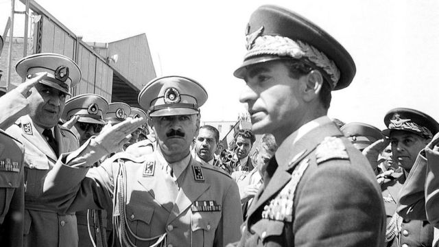 El sha Mohamed Reza Pahlevi en su llegada a Teherán en 1953.