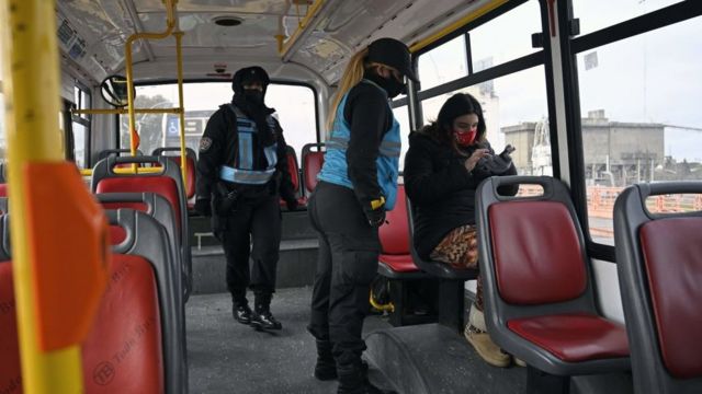 Una pasajera es interrogada por policías en un autobús de Buenos Aires