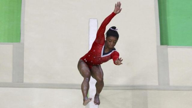 Simone Biles casi cae de la barra.