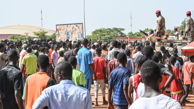 Des personnes se rassemblent près du stade Général Seyni Kountche à Niamey pour rejoindre une force de volontaires - 19 août 2023