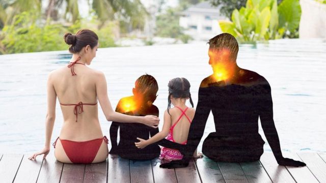 Família sentada na beira de uma piscina