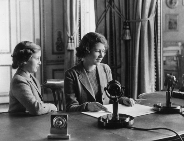 La princesa Isabel (derecha) y la princesa Margarita durante una transmisión en tiempos de guerra para Children's Hour en la BBC