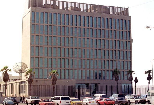 Edificio de la Sección de Intereses de EE.UU. en La Habana.