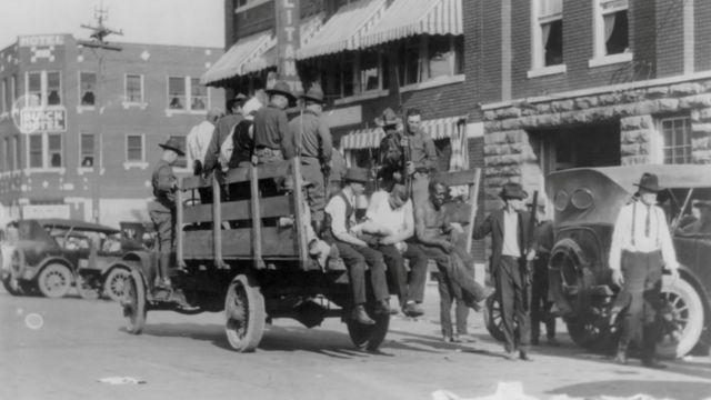 Varias personas subidas en una camioneta en Tulsa, Oklahoma, en 1921