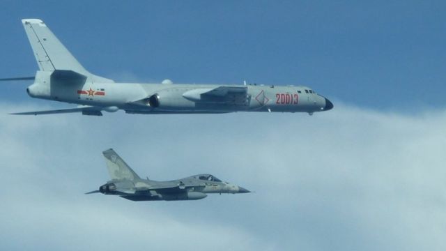 中国大陆军机近来多次飞越台湾海峡中线。图为2020年2月10日，台湾F-16战机升空监控伴飞中国军机绕台飞行。