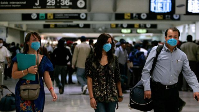 Pasajeros en un aeropuerto
