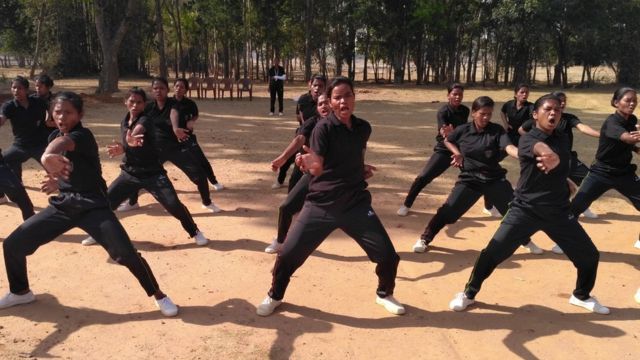 झारखंड में प्रशिक्षण लेती आदिवासी लड़कियां