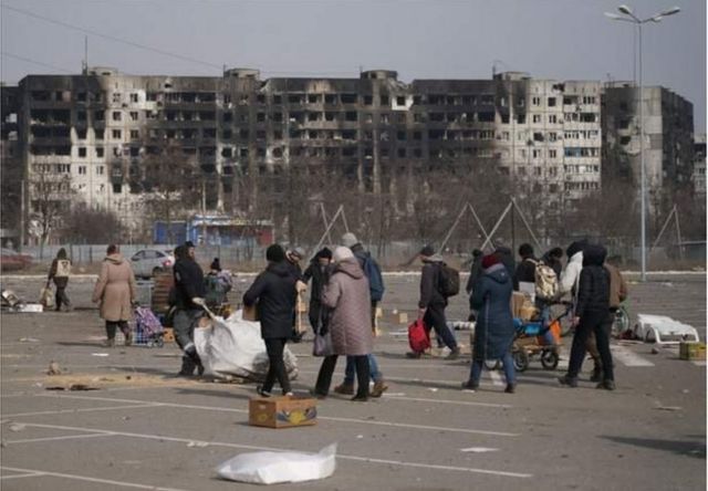 3月26日，乌克兰人在马里乌波尔穿过俄罗斯和分离主义控制的人道主义走廊