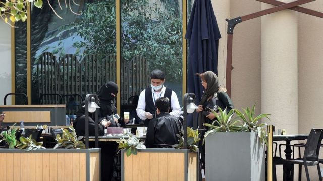 سيدات في مقهى في الرياض