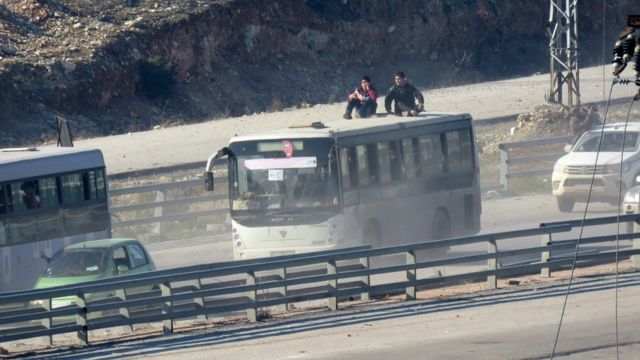 Şiə kəndlərini evakuasiya edən avtobuslar