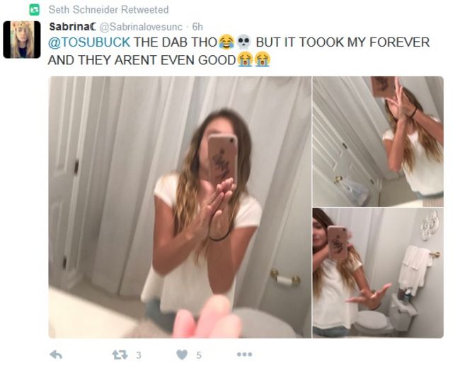 Una usuaria de Twitter tratando de tomarse una selfie "sin manos".